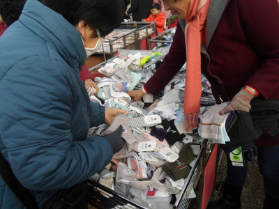 農村大集上的實惠與熱鬧 日用品琳瑯滿目，花卉點綴生活